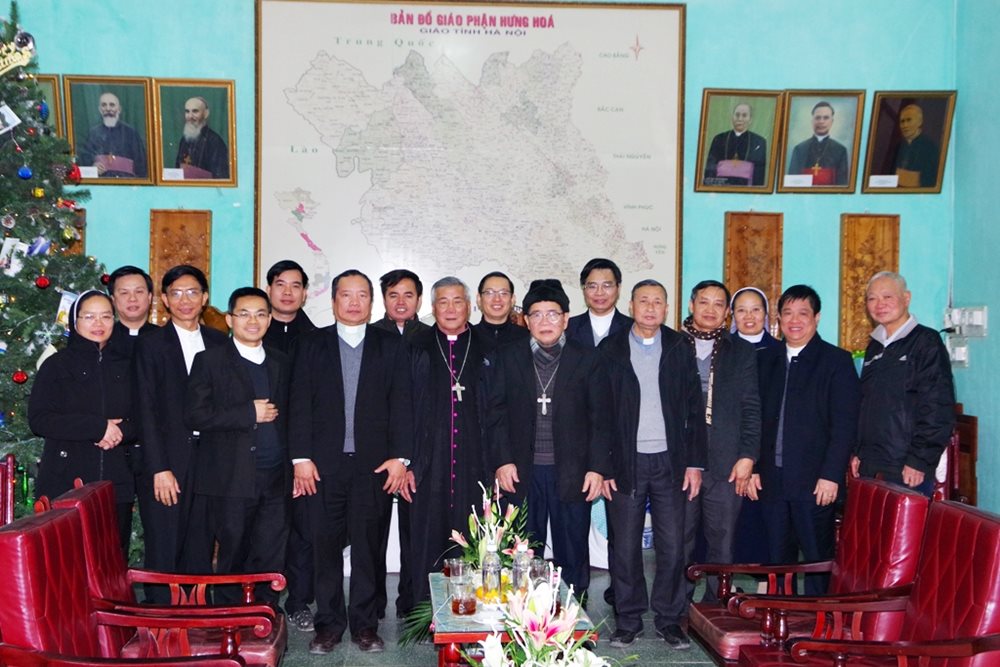 Phái đoàn Giáo phận Vinh chào thăm Đức cha Anphong Nguyễn Hữu Long*