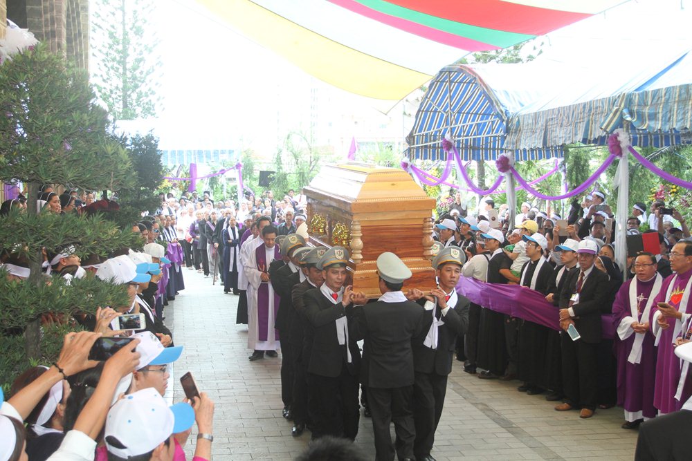 Lễ An táng Đức Cha Phaolô Nguyễn Văn Hoà tại Nhà thờ Chánh toà Nha Trang