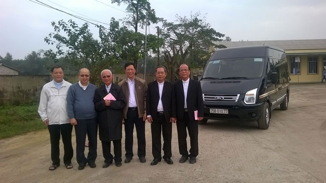Phái đoàn Giáo phận Huế lên đường đón Đức TGM Giuse Nguyễn Chí Linh