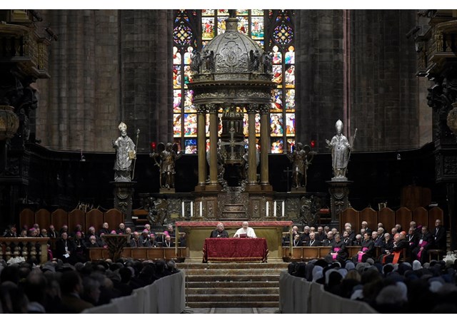 Đức Thánh Cha gặp gỡ hàng ngàn linh mục, tu sĩ nam nữ Milano