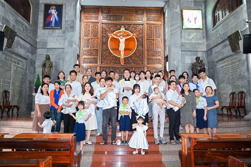 Gx. Vĩnh Hòa - Rửa tội trẻ em Tháng 12/2024